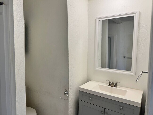 Building Photo - 3 Bed 2 Bath Home With Tons Of Natural Light