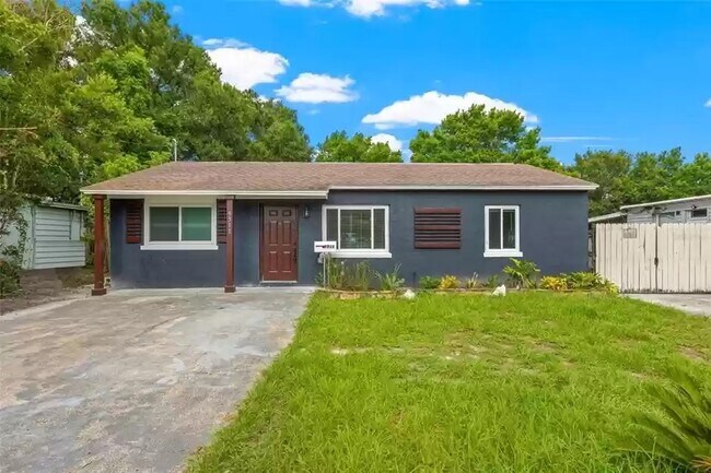 Front - 9511 N Dartmouth Ave