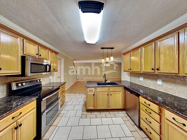 Building Photo - 2418 Taylor Close