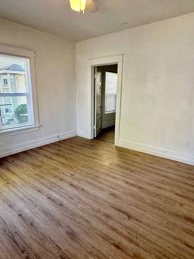 Building Photo - 2 Bedroom House Available Now!