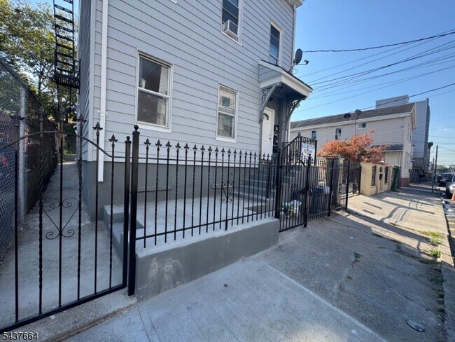Building Photo - 441 Summer St