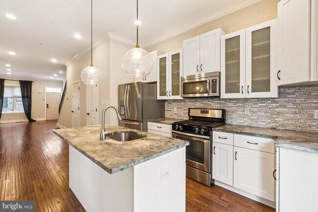 Building Photo - 719 E Thompson St