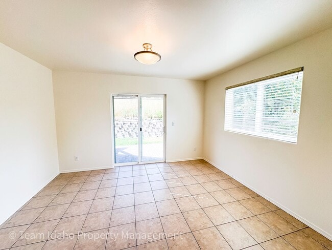 Building Photo - Beautiful 4 bedroom 3 bath townhouse w/att...