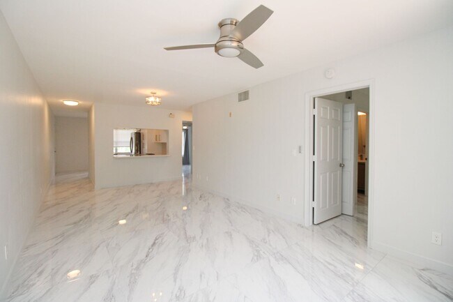 Building Photo - 2/2 REMODELED UNFURNISHED CONDO 1ST FLOOR ...