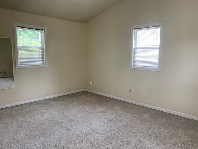 Building Photo - 709 13th Ave E