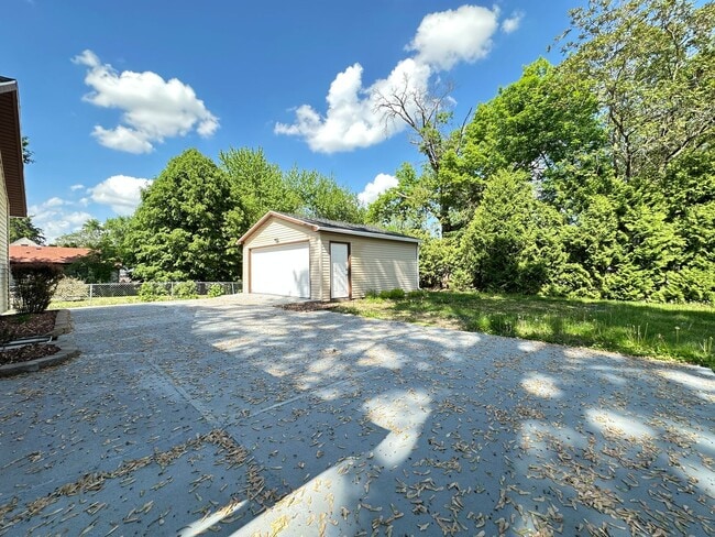 Building Photo - 3 Bedroom 1.5 Bathroom Finished Basement 2...