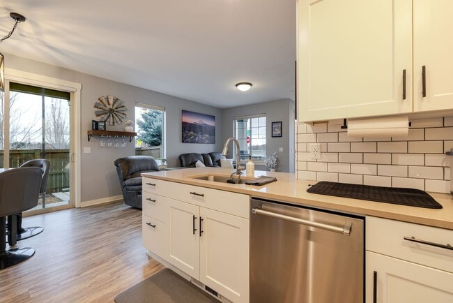 Building Photo - Charming Redmond Craftsman Retreat – Stylish 3-Bed, 3-Bath Home with Community Amenities