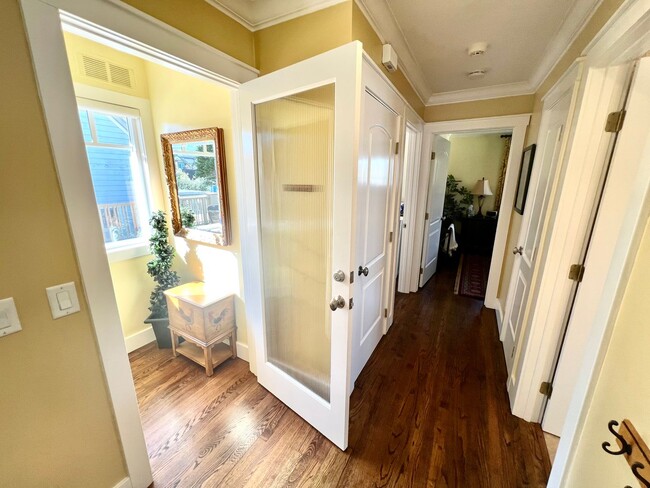 Building Photo - Charming 2 bed 1 bathroom unit in Pacific ...