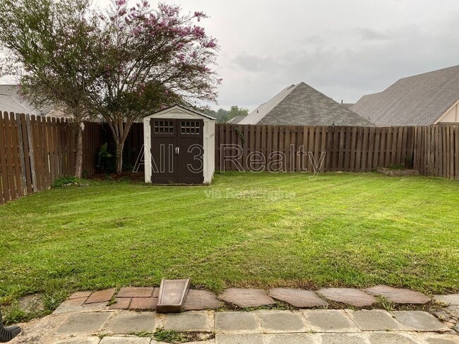 Building Photo - 436 Park Lake Dr