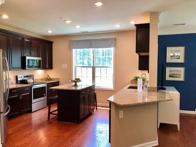 Building Photo - 130 University Ave