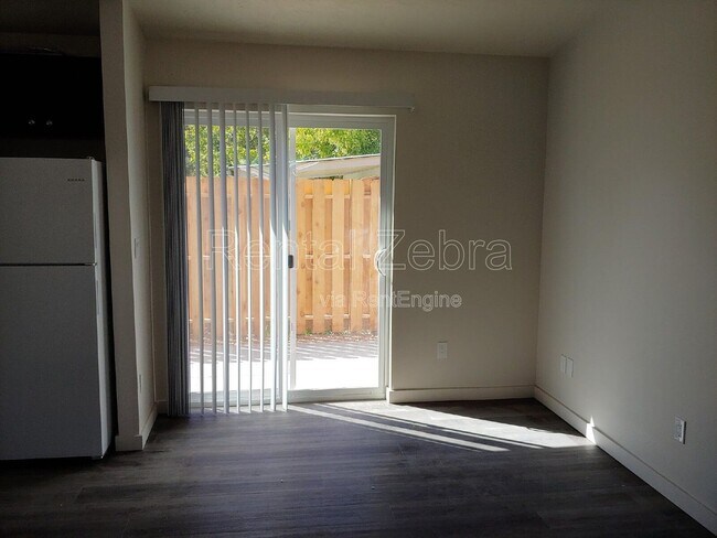 Building Photo - 374 SE Garner St