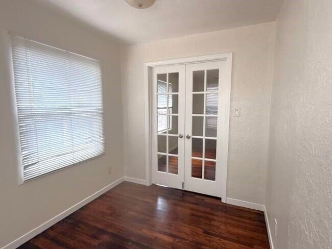 Building Photo - 2Bed - Sunny apartment right at El Cerrito...