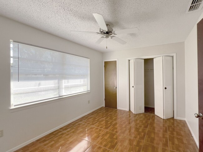 Building Photo - Spacious 3-Bedroom, 2-Bathroom in Winter H...