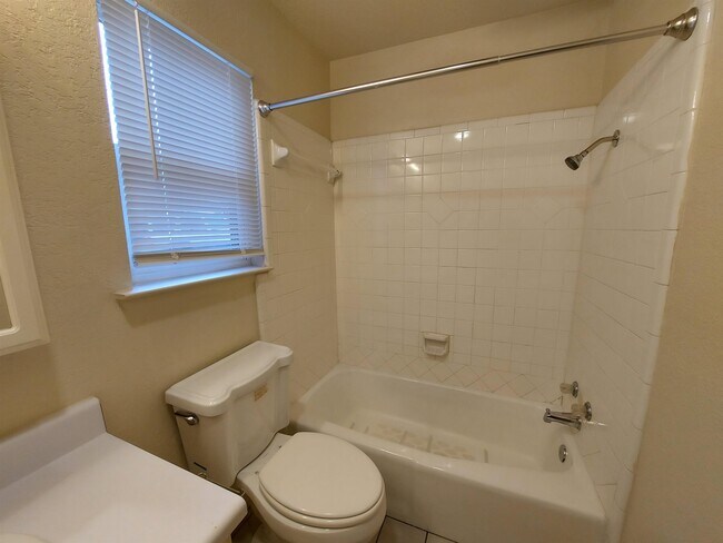 Building Photo - 404 Oakhill Dr