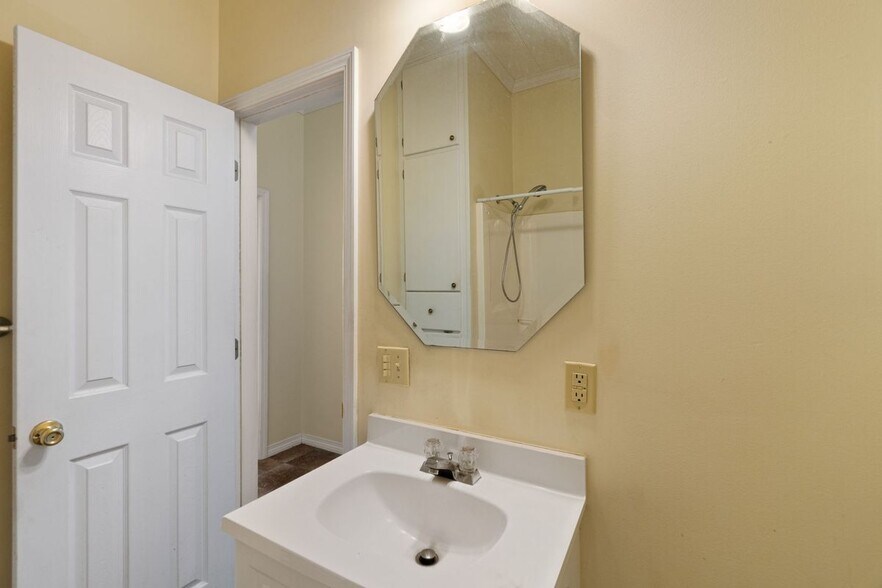 Building Photo - 2 W Lakeview Dr