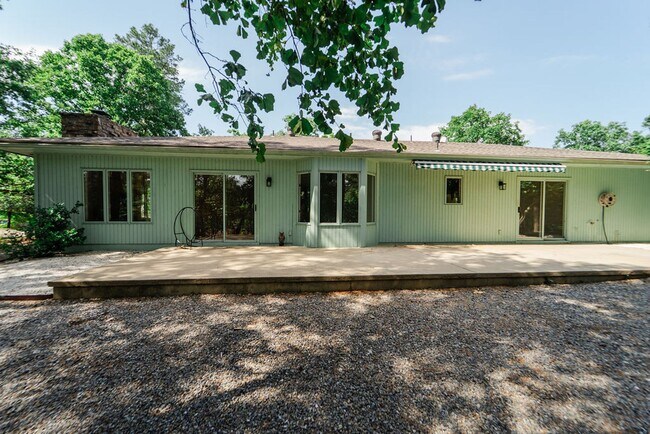 Building Photo - Charming 3 Bedroom, 2 Bathroom home! Call 501-922-9997 to set up a showing today!