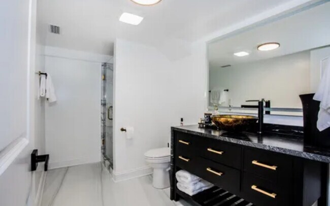 Building Photo - 2055 Walnut Cir