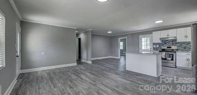 Building Photo - 910 E 6th Ave