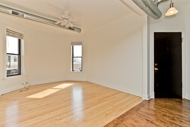 Building Photo - 1014 W Roscoe St