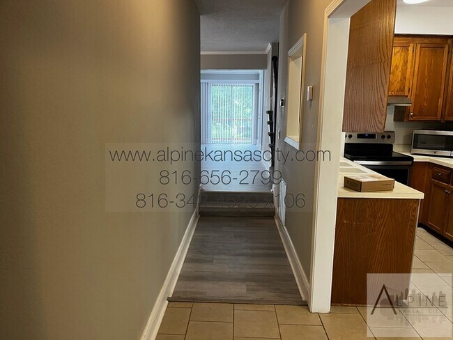Building Photo - Spacious, 2 Car Garage! Great Location!