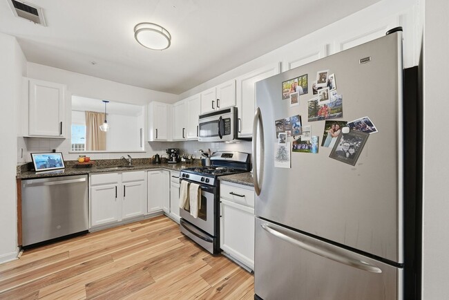 Building Photo - Enjoy the ease of condo style townhome living in this bright and inviting end unit.