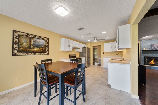 Building Photo - Charming 3-Bed Home with Fireplace & Garage in New Braunfels – 1,505 Sq Ft of Comfort