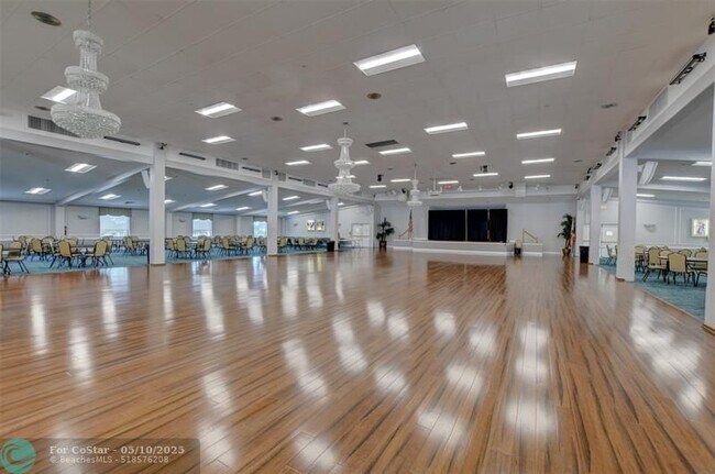 Building Photo - 476 Tilford V