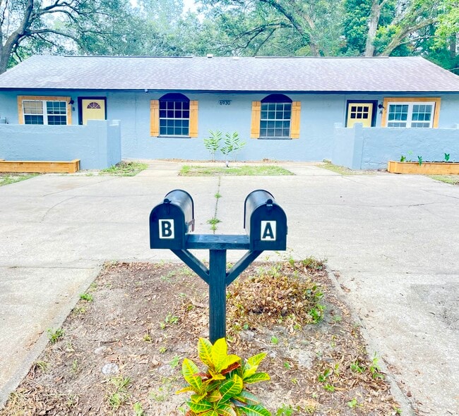 Building Photo - 6930 Woodley Dr