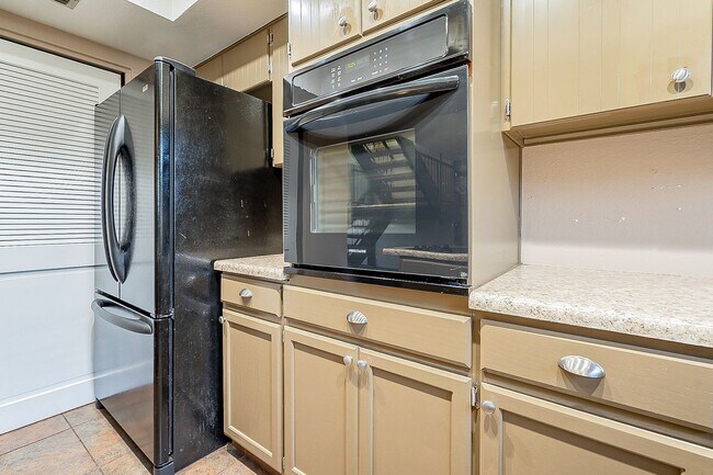 Building Photo - Charming 3 bedroom townhome near everything!