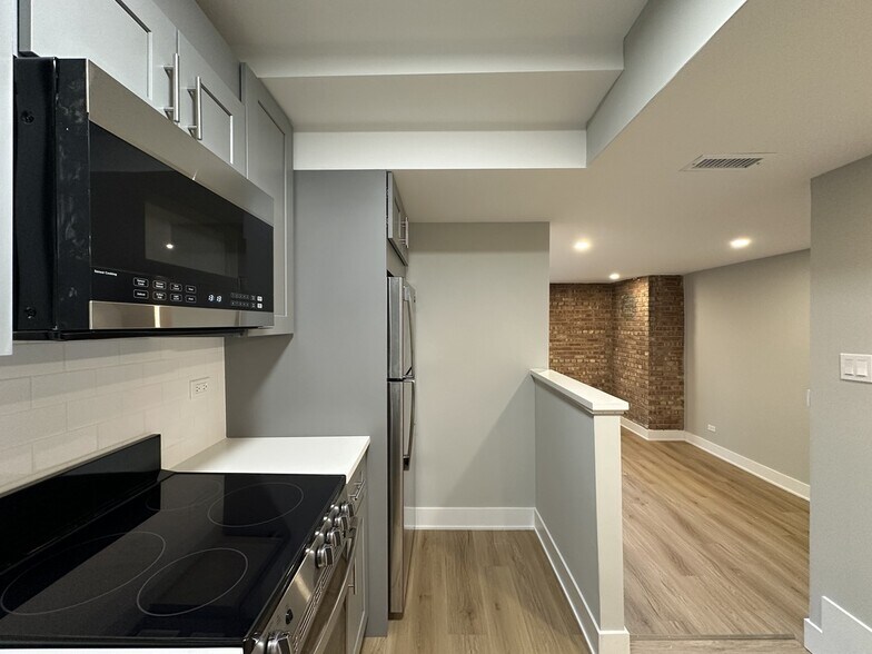 Building Photo - 1214 N La Salle Dr