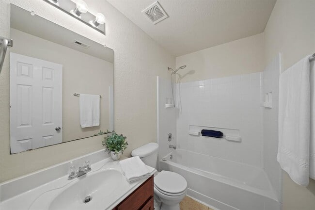 Building Photo - 1102 Honeysuckle Vine Dr