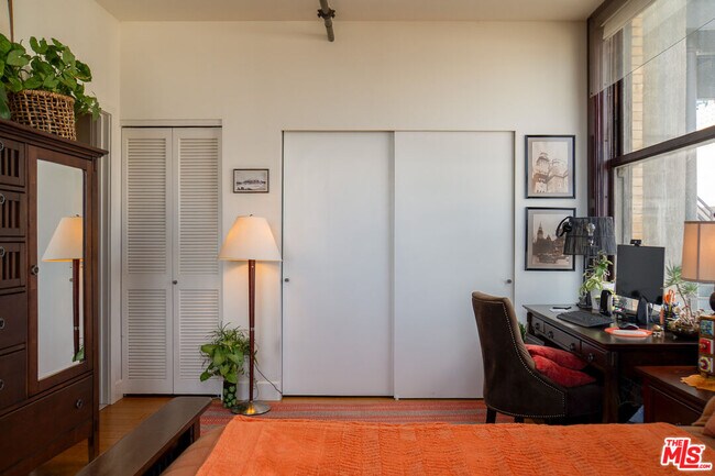 Building Photo - 460 S Spring St