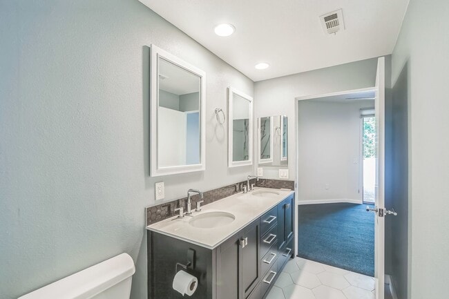 Building Photo - 2 Bed / 2 Bath Townhome at Biltmore, Palm ...