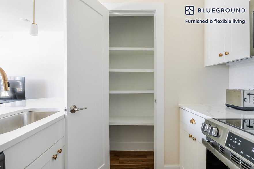 Building Photo - 1501 W Howard Ln