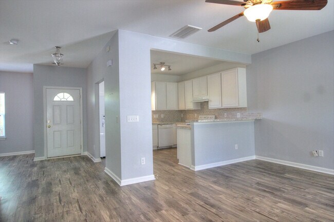Building Photo - Nice 3 bedroom townhouse in SW Durham!