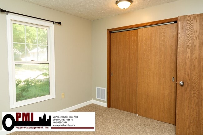 Building Photo - 2 Bedroom and 1 Bathroom Duplex Available ...