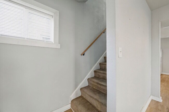 Building Photo - 3 Bed 1.5 bath Updated House Fenced yard -Pets