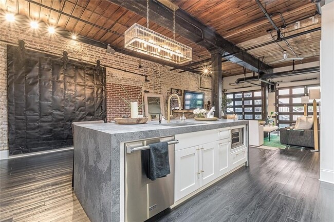 Building Photo - 320 Peters St SW