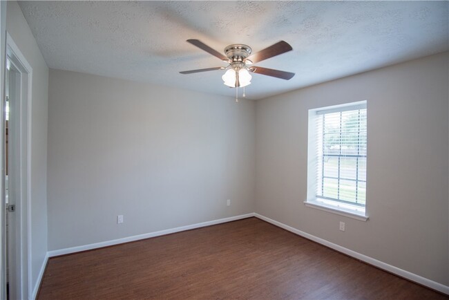 Building Photo - 1902 Woodsman Dr