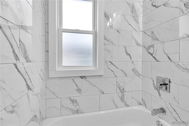 Building Photo - 404 Parkdale Ave