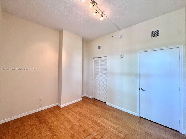 Building Photo - 5970 Indian Creek Dr