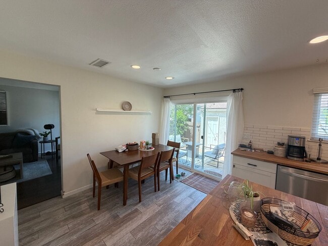 Building Photo - Remodeled 3 bedroom 2 1/2 bath townhome!