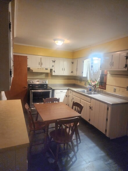 Building Photo - 480 Frenchtown Rd