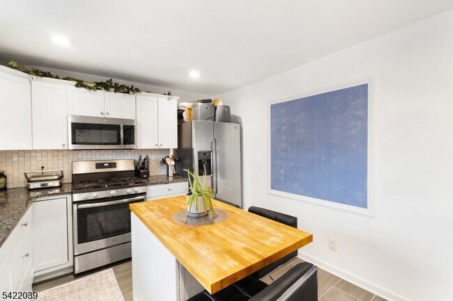 Building Photo - 60 Searing St