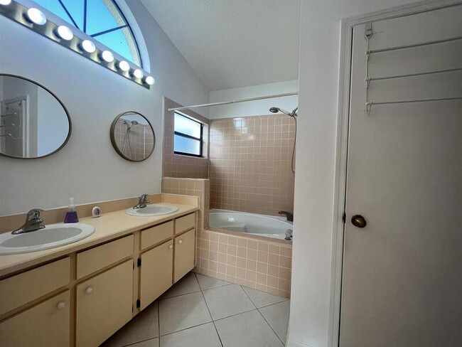 Building Photo - 10448 Water Hyacinth Dr