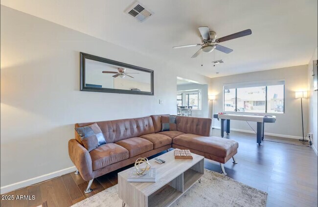 Building Photo - 1027 S Siesta Ln
