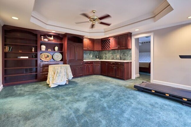 Building Photo - 6920 Oakbrook Way