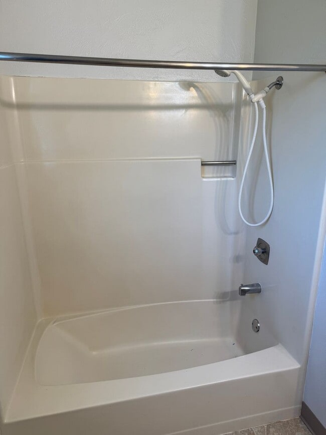 Building Photo - 2 bedroom 1 bath duplex in Cottage Grove!