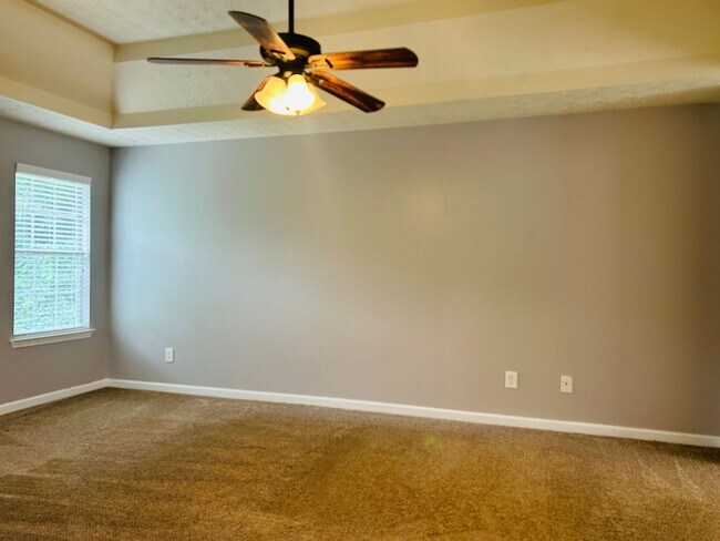 Building Photo - Beautiful 4 bedroom, 2.5 bathroom home in ...