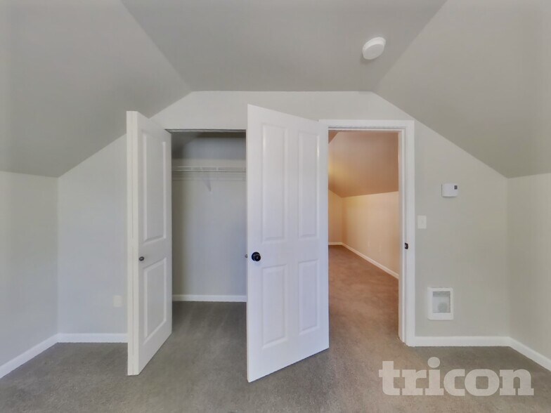 Building Photo - 1924 Kelowna Place Southest